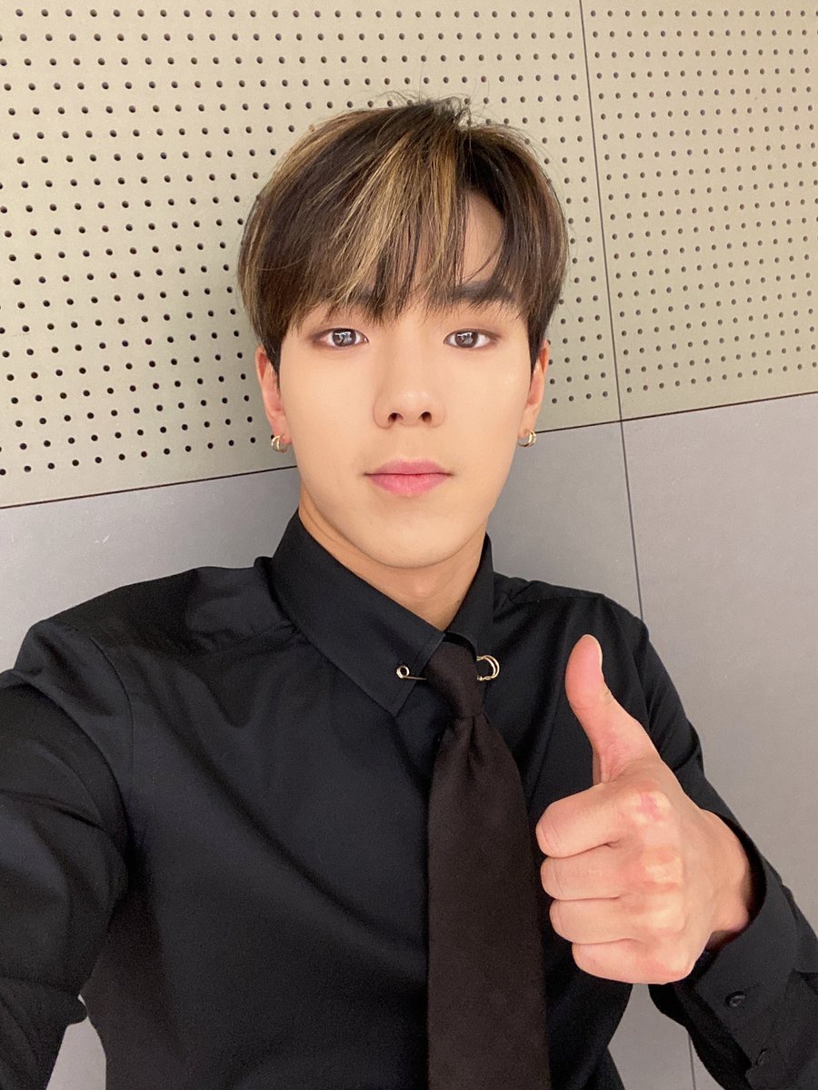 몬베베 덕분에 큰 상을 받게됐어요 항상 고맙고 사랑해요 #2020AAA #셔누