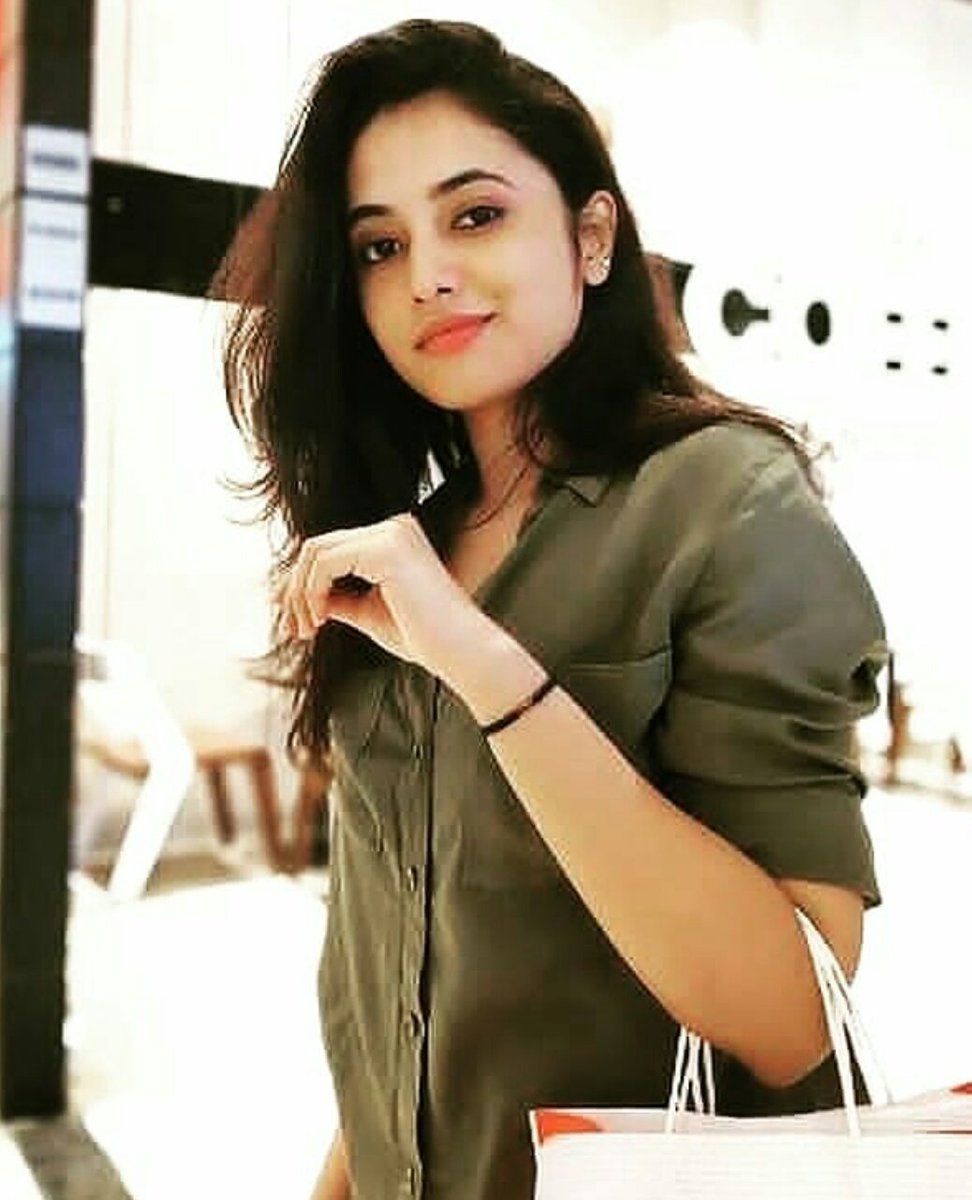 PriyankaOffil's tweet photo. Gm @priyankaamohan cults❤

#PriyankaArulMohan https://t.co/UCkb3k66iY