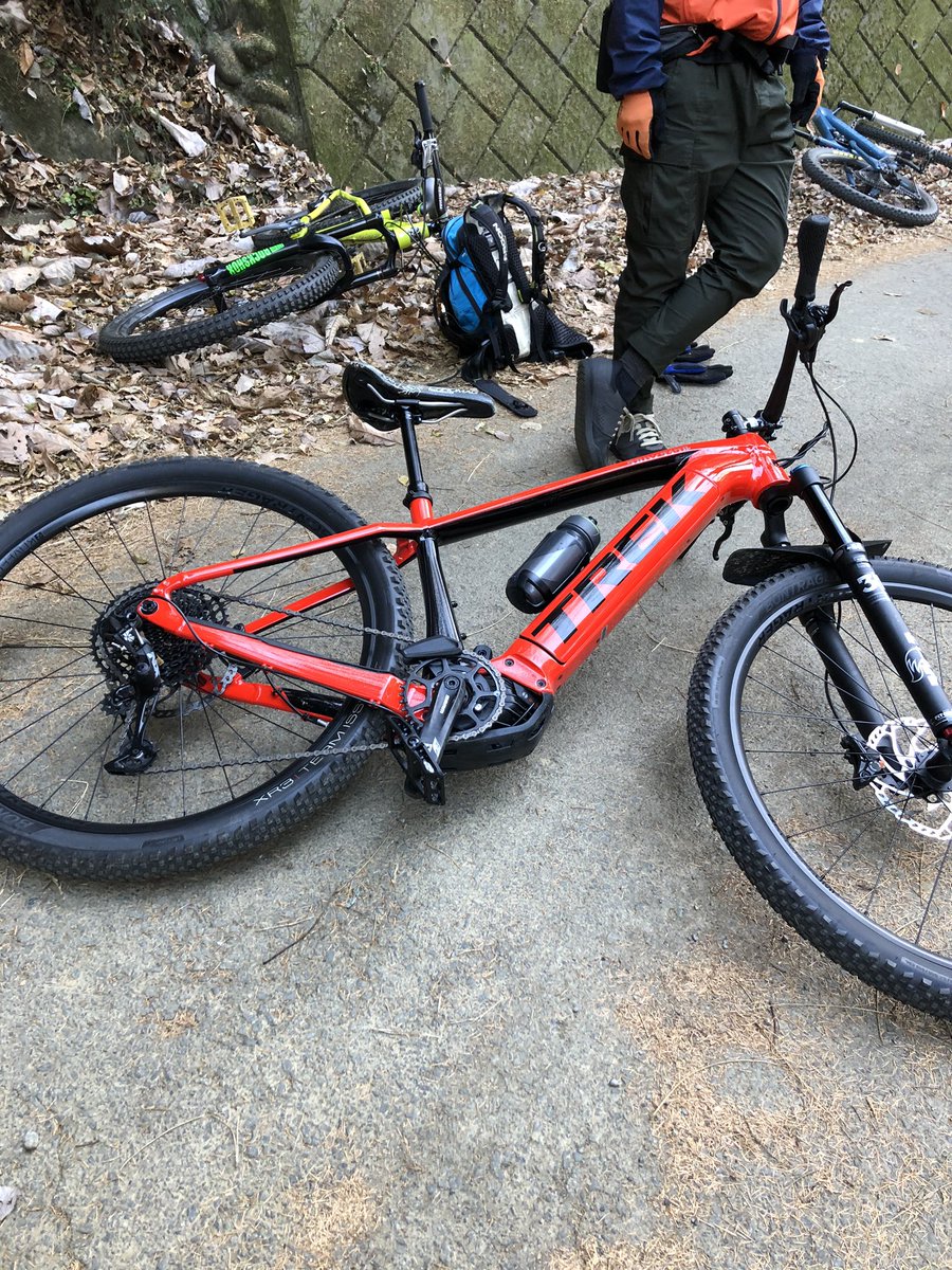 takahashicycle's tweet photo. ペダルを無事ボントレガー製に替えてひとまずPowerflyカスタムは終了かな?
あくまで試乗車なので弄り倒すのは控えてますし、なるべくトレック縛りにしております。
店頭にいつもありますのでお気軽に試乗くださいませ( ´∀`)
#powerfly5
#EMTB https://t.co/lgOFxwoeAC