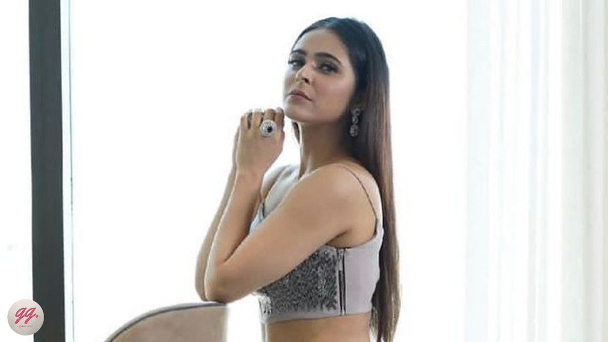GlamorousGround's tweet photo. 𝑺𝒉𝒆 𝒘𝒆𝒂𝒓 𝒄𝒓𝒐𝒘𝒏𝒔 𝒐𝒗𝒆𝒓 𝒉𝒆𝒓𝒆. @ItsMadhurima19 
.
#MadhurimaTuli #Madhurima #tellywood #TVactress #glamorous_ground #BiggBoss #BiggBoss13 https://t.co/9T9WYcXe94