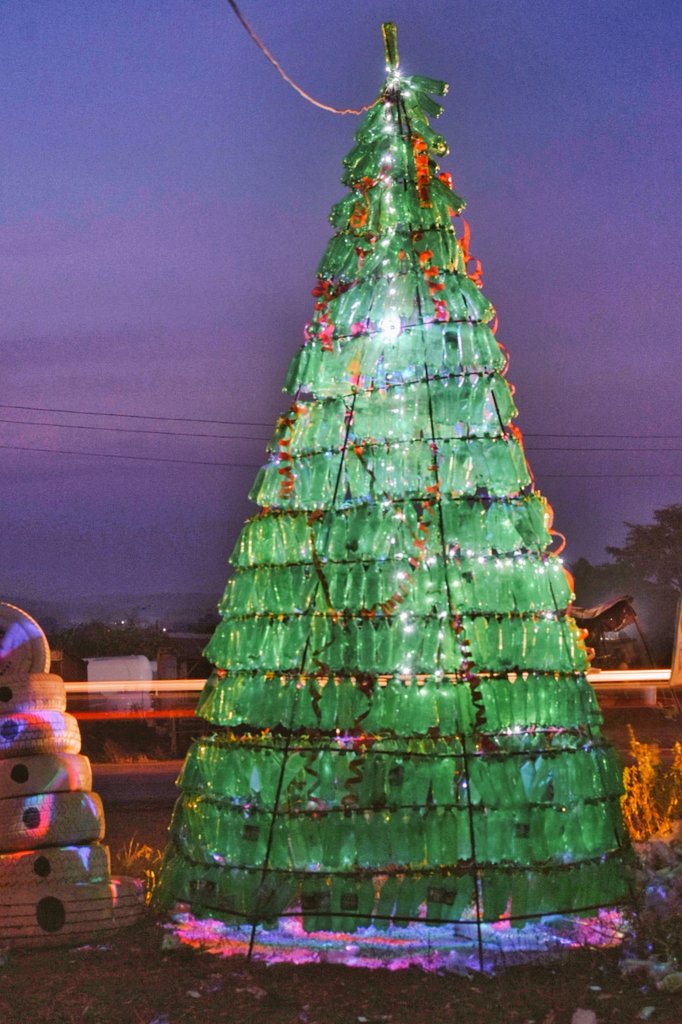 JumokeOlowoW's tweet photo. LIGHT UP MONIYA ! is now a reality!
Last week I made a call for Volunteers and Sponsors to join us at @AfricanCr8veHub as we install our yearly Christmas Tree using pet bottle wastes. https://t.co/hU0FDzA9Hc