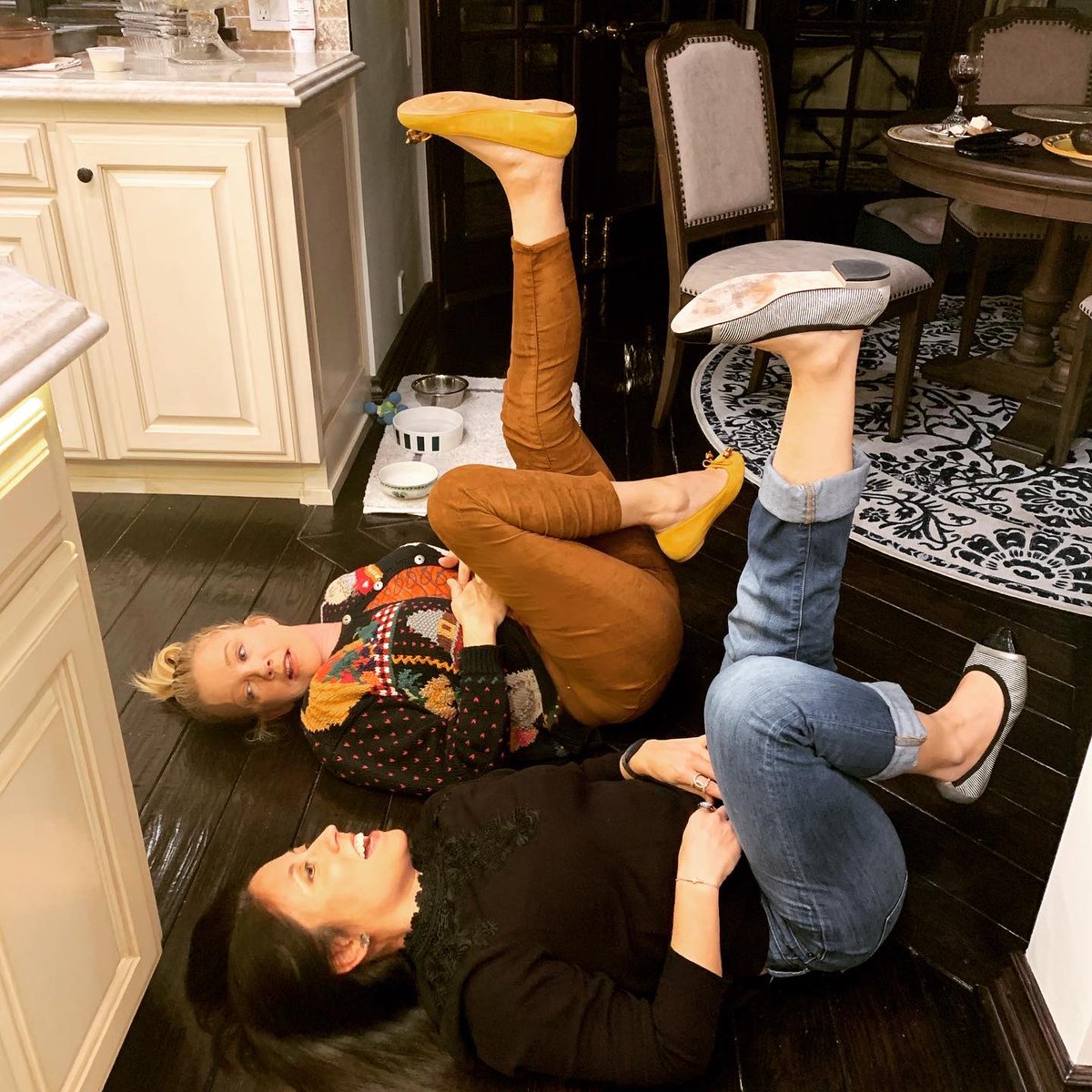ClaudB4177's tweet photo. Thereโs no one I would rather be on the floor with... @MelodyThomasSco ๐ฏโโ๏ธ๐ #bestiesfortheresties #socialdistancingwiththeScotts
Flats brought to you by @CHANEL & @gucci ๐ฅฟ https://t.co/NxGkxFJUDF