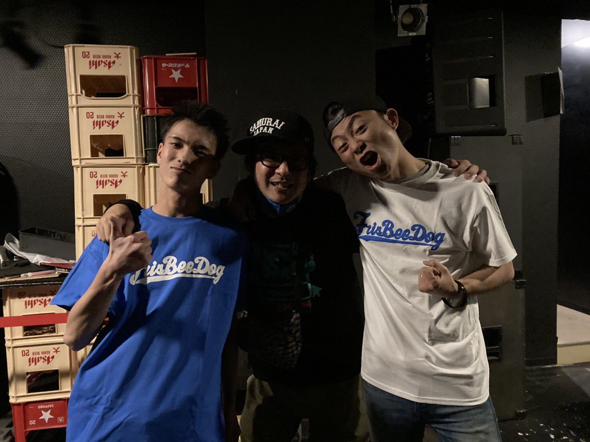 kobaFxBxD's tweet photo. 名古屋遠征最高だった！！✨✨
AGE OF KIDと1台の車でほぼ旅行だよね（笑）😂😂
US7も若いのにめちゃくちゃいいバンドだったし、AGE OF KIDは相変わらず最高だし！
楽しすぎてあっという間だったなぁ！
来てくれた皆もありがとーっ！
あの球団っぽいTシャツ好評です（笑）
#US7
#AGEOFKID
#FrisBeeDog https://t.co/SjEj63XvgT
