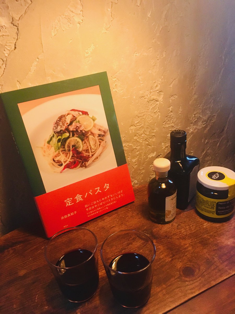 photopicnic's tweet photo. 12/5〜6（13:00〜20:00）銀座の森岡書店にて『定食パスタ』出版記念展。定食パスタをつくるのに必須のおいしいイタリア食材を並べます。ソムリエでもある著者の浜田真起子がワインでおもてなしする「スナック真起子」を開店します〜。 https://t.co/hXjbtL9jnR