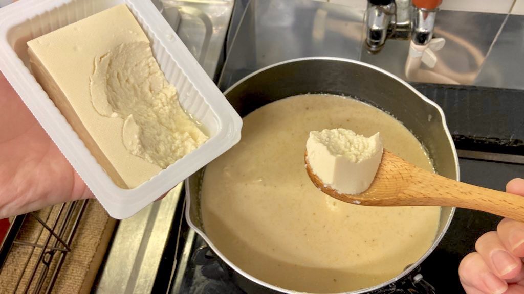 麦ライス シェフ 料理家 豆乳の美味しいレシピが出来ました みソイ汁 無調整豆乳250cc 水250cc 味噌大さじ2 昆布だし顆粒小さじ2 砂糖小さじ1と1 2 すりごま大さじ2 豆腐一丁 小松菜4株 全てを合わせ温めたら完成 ヘルシーなのに凄く濃厚です 寒い