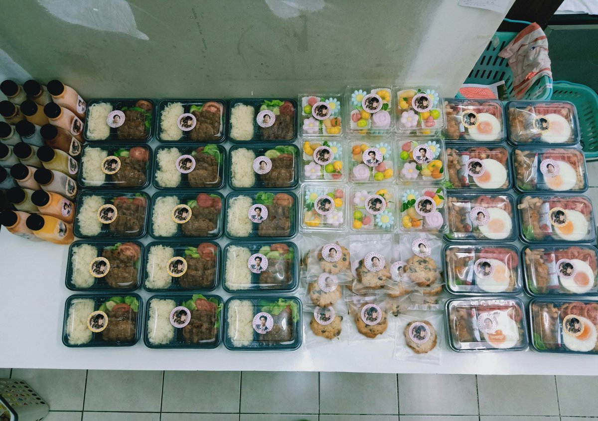 Singtofc_Th's tweet photo. กองทัพเสบียงวันนี้​ สู้ๆกับการถ่ายซีรี่ย์อีกวันนึงน้า​ ~

#SingtoPrachaya
#โลกทั้งใบให้นายคนเดียวเดอะซีรีส์
#สมุนจ้าวป่า https://t.co/oQpIpTPHOm