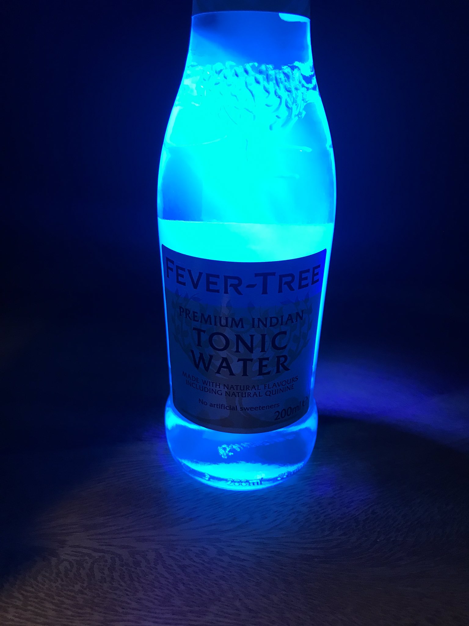 ぱーりんか Bar Palinka 松沢 ちなみにトニックウォーターも青く光ります キニーネ の構造がブラックライトの紫外線を吸収し エネルギーを可視光として排出するのでこのように ちなみにカナダドライのトニックウォーターが一番よく光ります 手元に