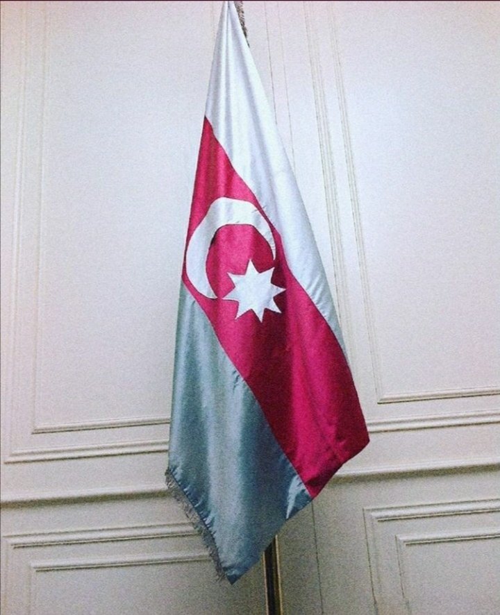 _ivames's tweet photo. Məhəmməd Əmin Rəsulzadənin həyat yoldaşı Ümbülbanu Rəsulzadənin öz əlləri ilə tikdiyi Azərbaycan bayrağı💙❤️💚 https://t.co/EO5d3LWCvP