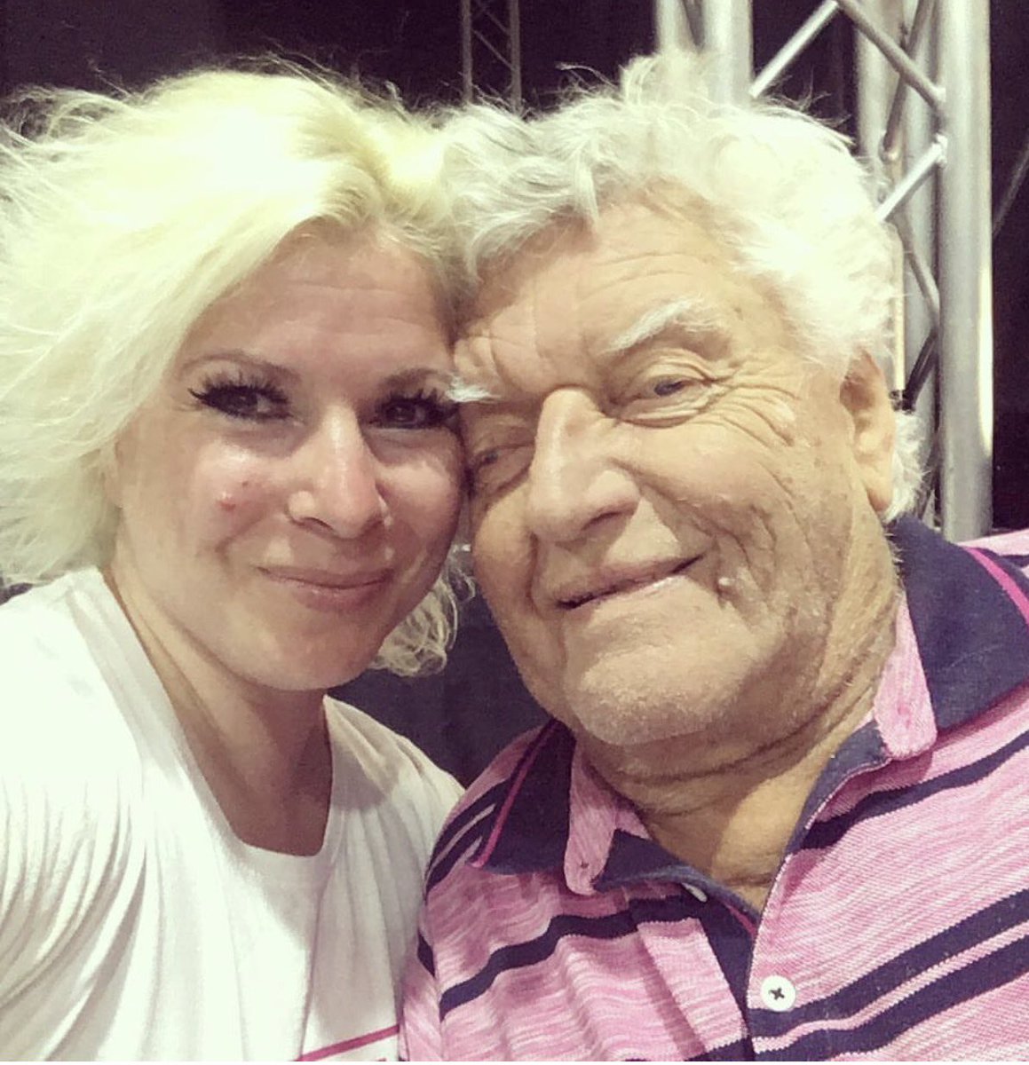 ivegotamuon's tweet photo. I looked after David Prowse at a Comic/Sci-Fi Con a few years back. We mostly sat quietly; I brought him drinks and fruit; he asked me to come to all his conventions with him. It was a bittersweet day and I will always remember him with great fondness
#TheForceIsWithYouAlways https://t.co/WcaClpYZ8M