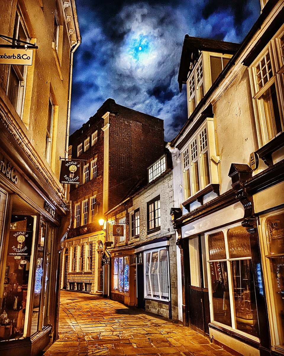 helenofwhitby's tweet photo. Morning. Here’s an evening shot for you. Moon has been so beautiful recently. Obviously iPhone camera doesn’t do it full justice but think snap gives gist of its beauty.
Moonlit Grape Lane, Whitby 💙🌝
#Grapelane
#Whitby
#moonlight
#novemberevening
#prettystreets https://t.co/9UxDFUwhs2