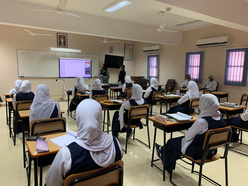 EduGovSbt3340's tweet photo. #يحدث_الآن 
#مدارسنا_بأعيننا 

تطبيق برنامج التوأمه في عرض الدروس التعليميه بين مدرسة الإمام جابر بن زيد للتعليم الأساسي(١٠-١��) بمحافظة مسقط  ومدرسة نفيسه بنت اميه للتعليم الأساسي(٩-١٢)  بمحافظة جنوب الباطنة  من خلال السبورة التفاعليه معا من اجل تحقيق بيئة تربويه جاذبه. https://t.co/Vy5NdsfkAq