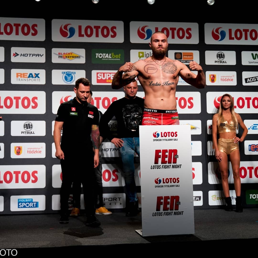 Stadionowi's tweet photo. Wiara spod Zegara:
Nasz kolega z trybun Marcin Filipczak, reprezentant Elita Pabianic zalicza wczoraj udany debiut na gali #FightExclusiveNight rozstrzygając swoją walkę w 21 sekund. Brawo Fifek ! https://t.co/fy57hKUkeU