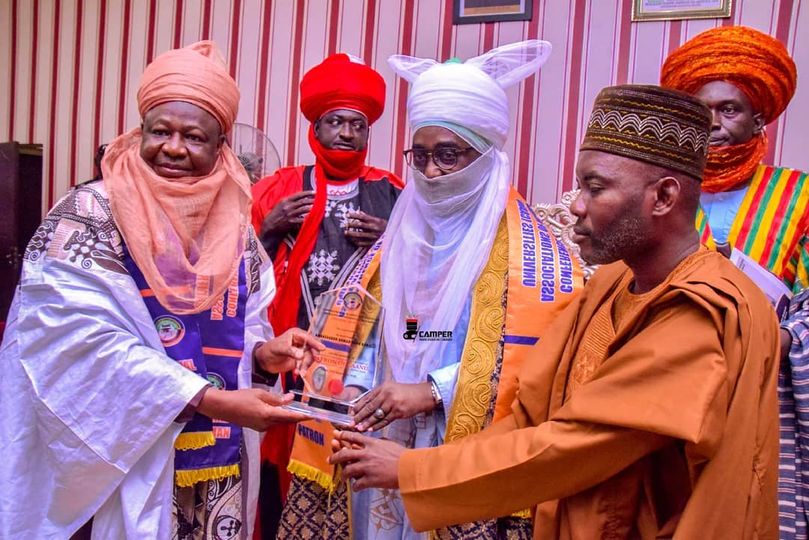 In the Palace, yesterday in Zaria where the Investiture Ceremony of HH Ambassador Ahmed Nuhu Bamalli the Emir of Zazzau as PATRON of the Conference of Alumni Associations of Nigerian Universities (CAANU)where i am the National Chairman took place.
newnigeriannewspaper.com/2020/11/28/caa…