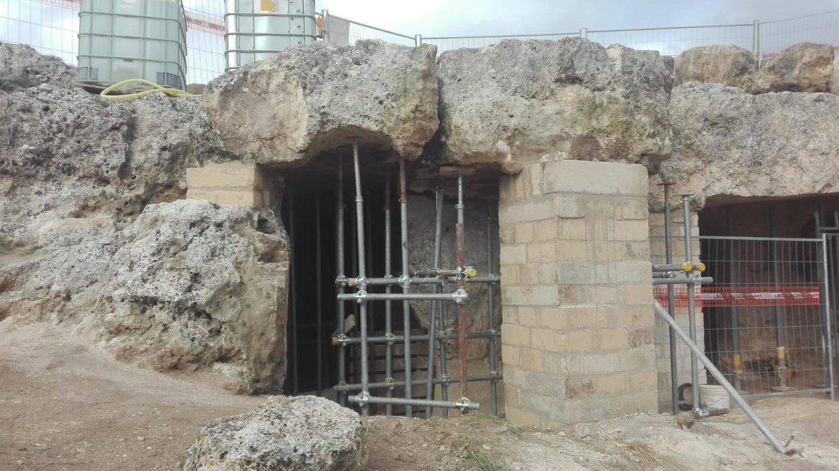 Antonella842019's tweet photo. Stanno stuprando la storia con sovrastrutture,tagli,sbancamenti di roccia per cosa???? Produttività? #matera #chieserupestri #parcodellamurgia #UNESCO #sitiunesco
ps:anche #wikipidia usa “era”dandola per distrutta 😭
@dariofrance @_MiBACT @massimobray @MassimoOsanna https://t.co/B38aGVrvma