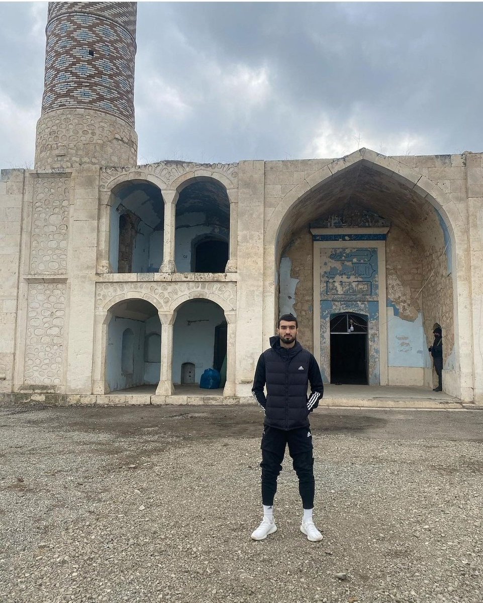 27 il sonra Ağdam Cümə məscidinin önündə Qarabağ şikəsti