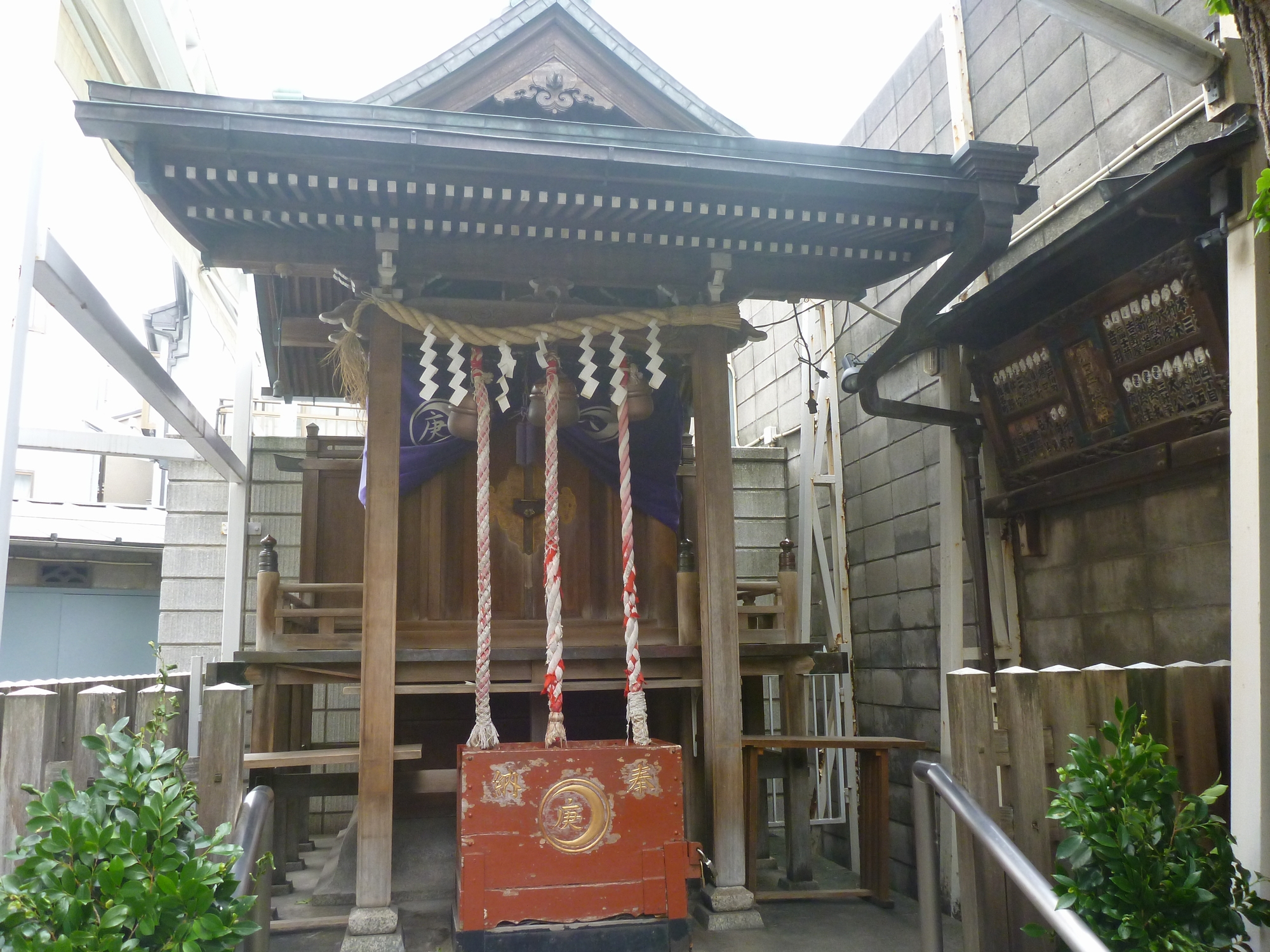 Keatonmasuda キートン増田 年11月23日 月 の 東京お散歩教室 の続きです 猿田彦大神巣鴨庚申堂に行きました 庚申塔が建立されたのは文亀2年 1502年 ですが明暦3年 1657年 の振袖火事のときに材木が当たり壊れ 再建されたのが今の庚申塔だそう