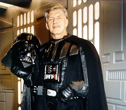 DarkVador_Off's tweet photo. David Prowse n'est plus.
L'acteur qui incarnait Dark Vador dans la trilogie originelle est décédé à l'âge de 85 ans.
Je ressens un gigantesque trouble dans la Force.
Je suis triste. Vraiment triste. 
Que la Force soit avec lui.
À jamais.
#RIPDavidProwse
#RIPDarthVader https://t.co/VJ11DLaQ2q