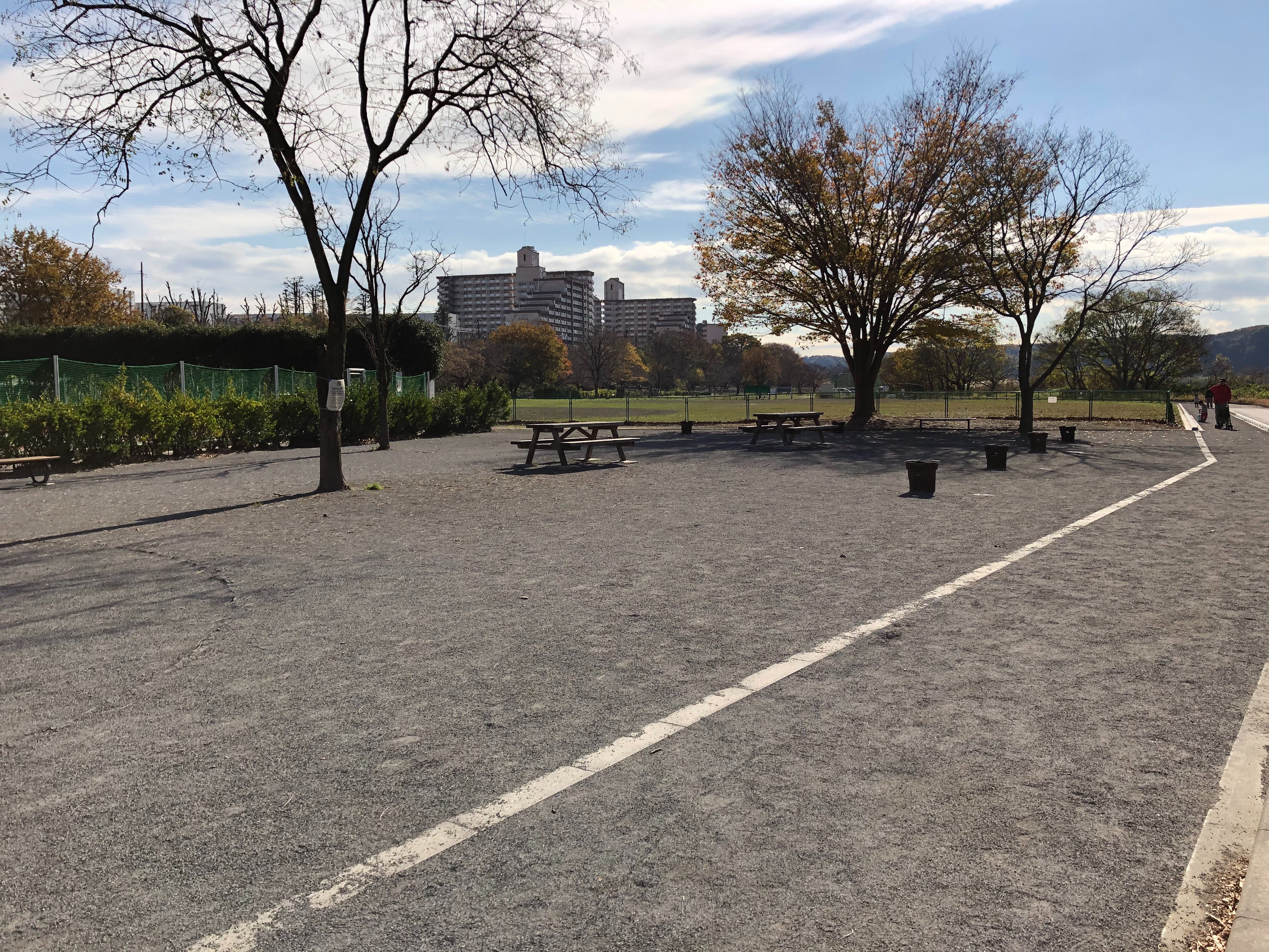 福生ロケーションサービス 福生南公園 開放されました 昨年の台風１９号の被害のため復旧工事していましたが １１月初旬より開放され 入場できるようになりました 広大な芝生広場やバーベキュー設備もあります 一部まだ利用できない箇所もご