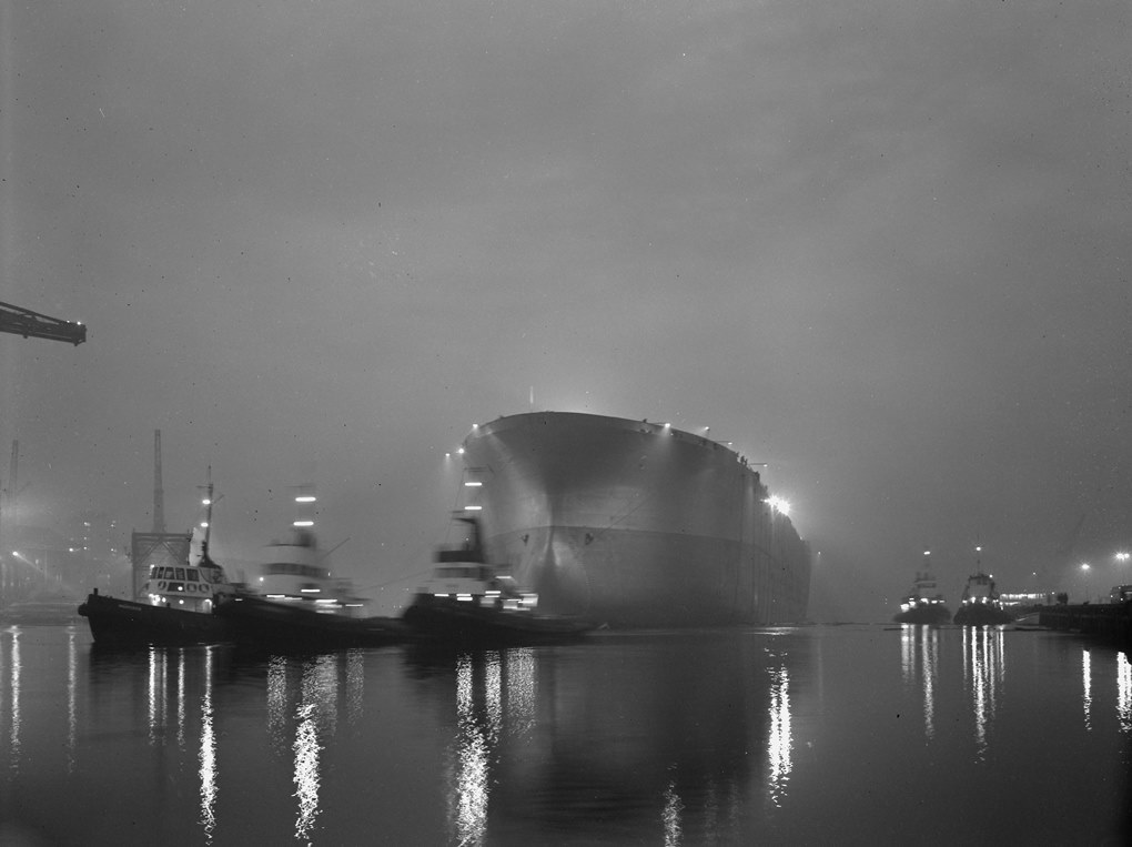TWArchives's tweet photo. This atmospheric picture shows Naess Crusader being towed by tug boats after launch from the North Sands shipyard, #Sunderland, 21 December 1972. #ExploreYour Archive #Light #Archives https://t.co/EiJXfxFqvD