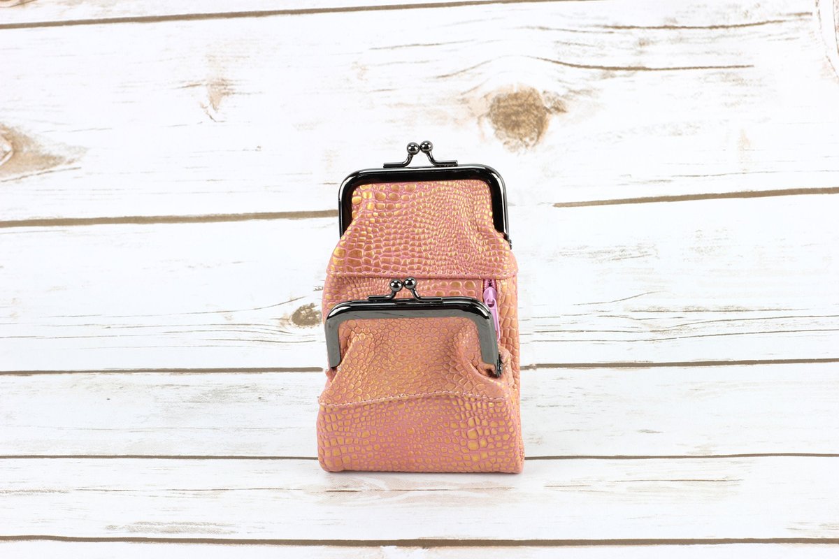 RivetBurr's tweet image. Rose Gold Croc cigarette case with twist clasp, Vintage style coin purse, Croc pouch for purse, Vape pen pouch, Travel pouch for women tuppu.net/b7b40e0 #Etsy #RivetandBurrLeather #BlackPythonCase