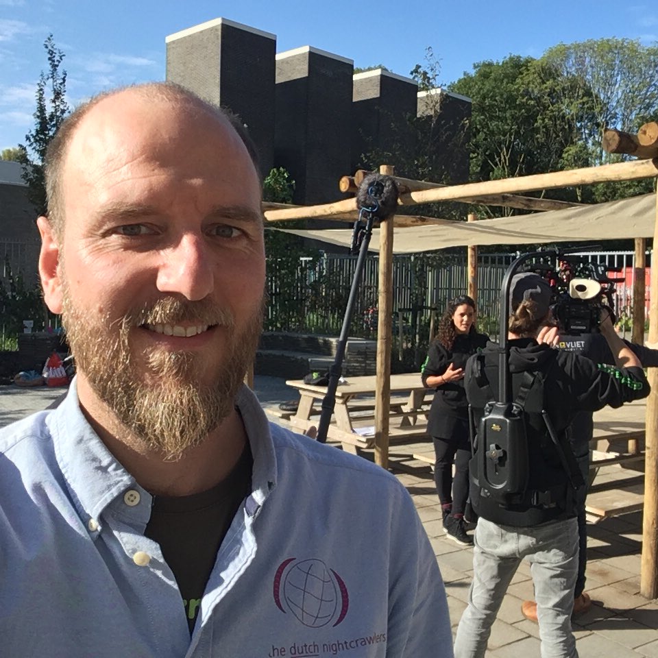 wormenboer's tweet photo. #megrow wormen komen op TV vandaag bij SBS 6 #greenmakeover. Ze helpen bij het vergroenen van een schoolplein. Ik leg uit hoe ze helpen bij #klimaatadaptatie en het oplossen van #bodemverdichting.
#bramsnatuur @GreenMakeOverTV #soilwormsfixthis https://t.co/5ob5OFX02E https://t.co/Fuh6Ncy228