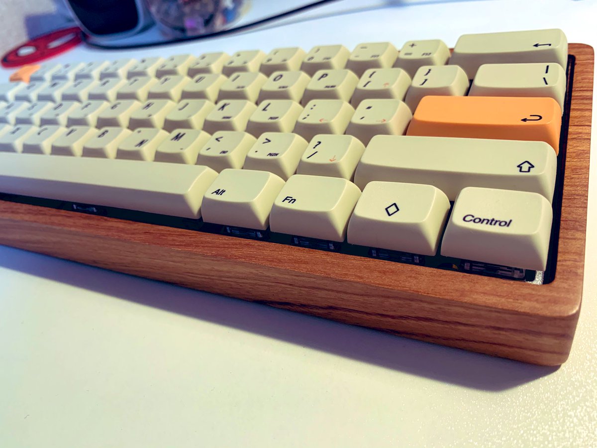 d_uchii's tweet photo. 自作キーボード2号機、完成。
木製ケースがカッコいい☺️
#自作キーボード
#DZ60 https://t.co/4kPPmQz2hA