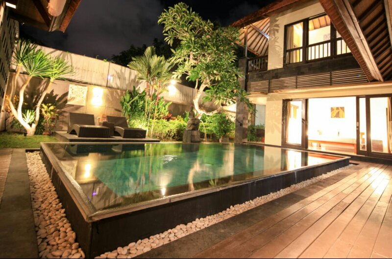 Di jual Murah Villa Luxury 
Lokasi di Kawasan Seminyak, Kuta, Badung - Bali.

Luas Tanah 250m2
3 kamar tidur
3 kamar mandi
Listrik 7700watt
Air Sumur Bor / Mesin Pompa
Swimming pool.
Legalitas SHM &amp; IMB.

Buka Harga 6,6 Milyar,
Nego ke Pemilik.
san#KSP/Whatsapp: 082144168709