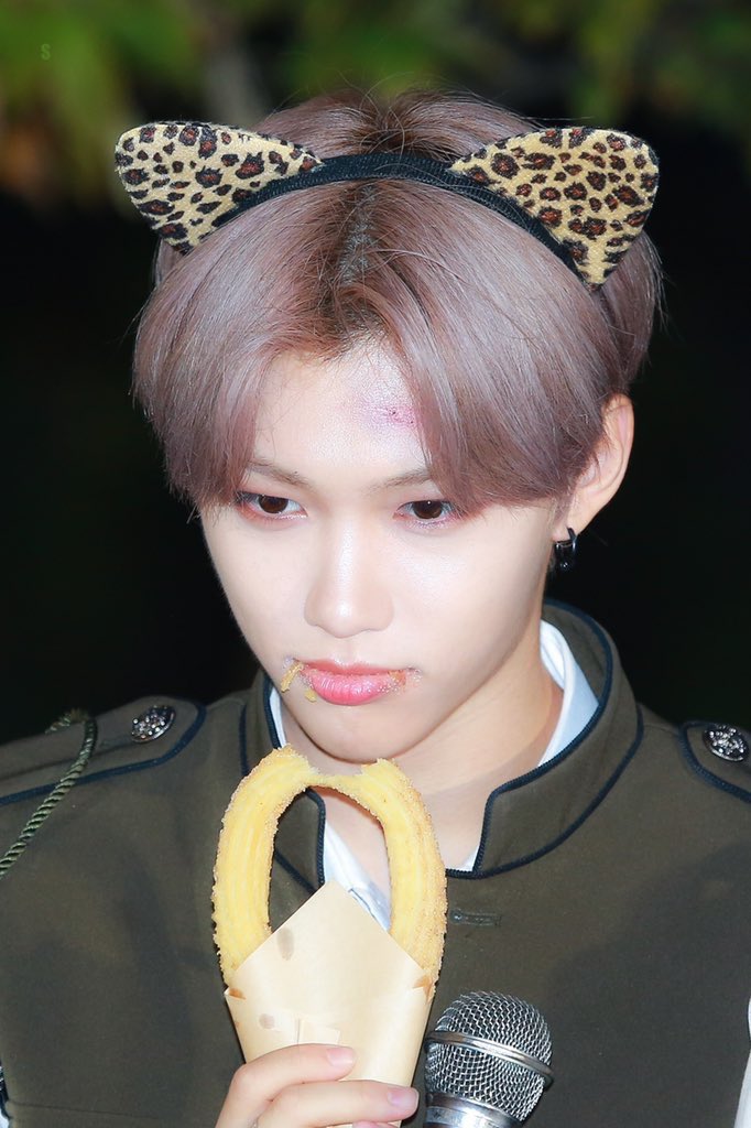 feIixpic's tweet photo. 191020 ( CUTE ) https://t.co/3t8vBC2V5V
