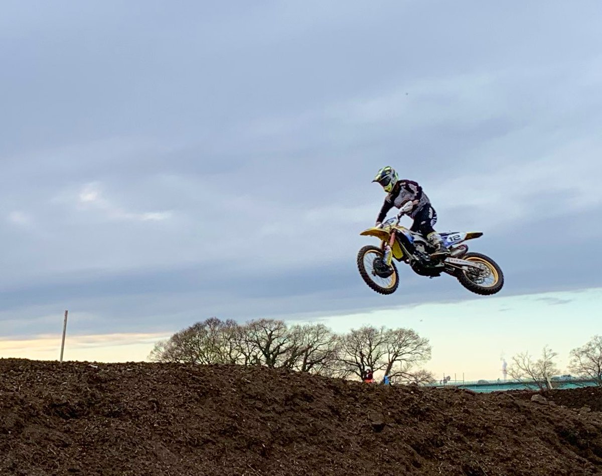 suzukicojpmotor's tweet image. 【全日本モトクロス選手権 第6戦
関東大会 決勝総合結果】
SRMマウンテンライダーズ
IA1 #12 小林選手8位
IA2 #38 内田選手ヒート1 3位
ヒート2 2位表彰台獲得、総合2位
#60 池田選手12位
#63 真野選手11位
今シーズンもご声援ありがとうございました！
#スズキ #全日本MX  #RMZ450
#RMZ250 #JMX #OFV