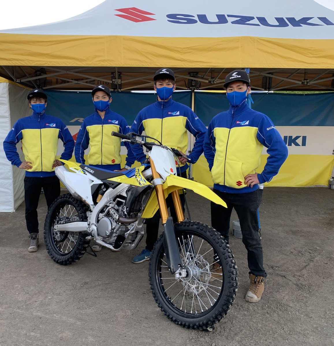 suzukicojpmotor's tweet image. 【全日本モトクロス選手権 第6戦
関東大会 決勝総合結果】
SRMマウンテンライダーズ
IA1 #12 小林選手8位
IA2 #38 内田選手ヒート1 3位
ヒート2 2位表彰台獲得、総合2位
#60 池田選手12位
#63 真野選手11位
今シーズンもご声援ありがとうございました！
#スズキ #全日本MX  #RMZ450
#RMZ250 #JMX #OFV