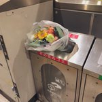 何があったのかストーリーが気になる？ゴミ箱に花束が捨てられている!