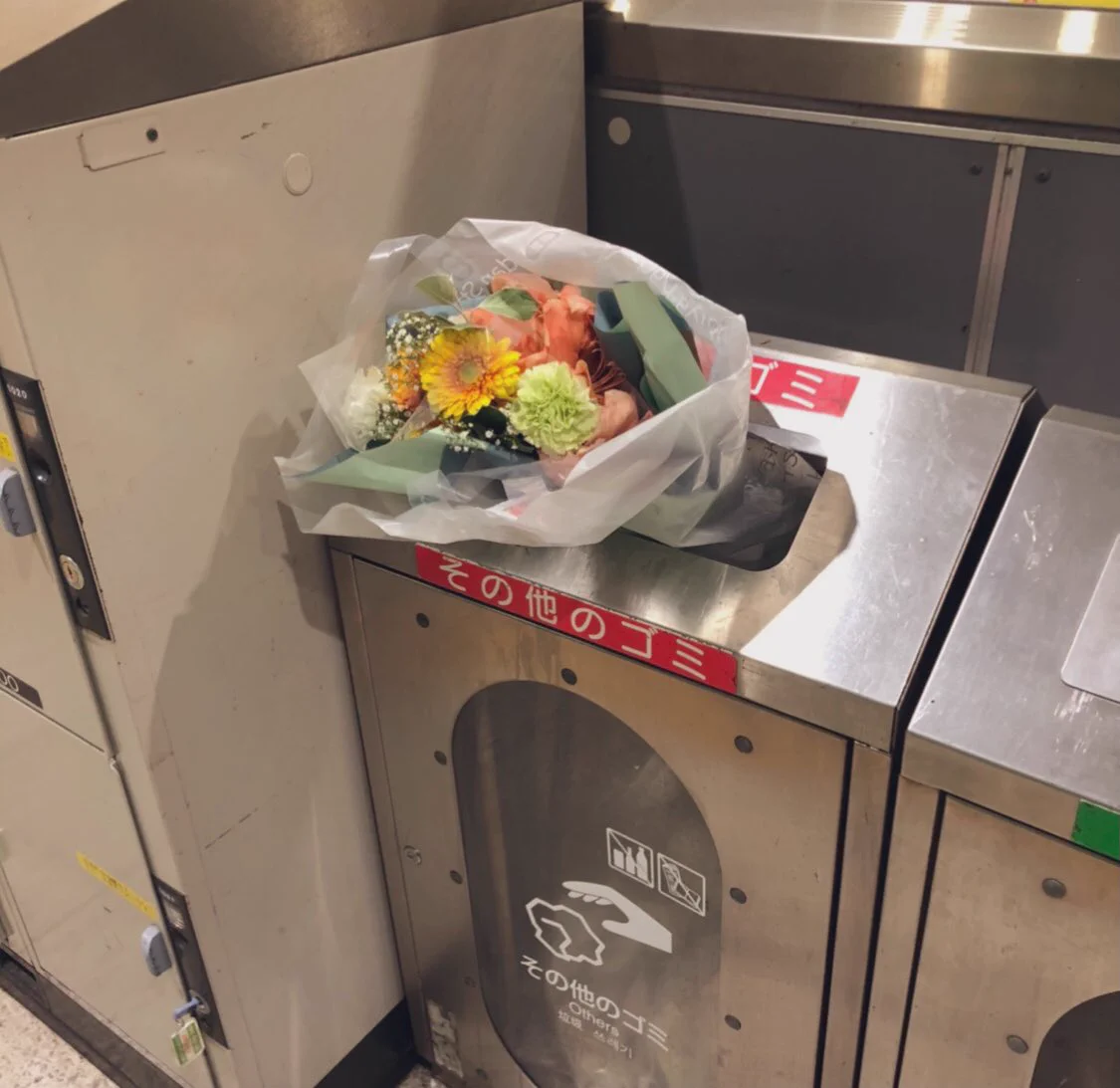 何があったのかストーリーが気になる？ゴミ箱に花束が捨てられている！