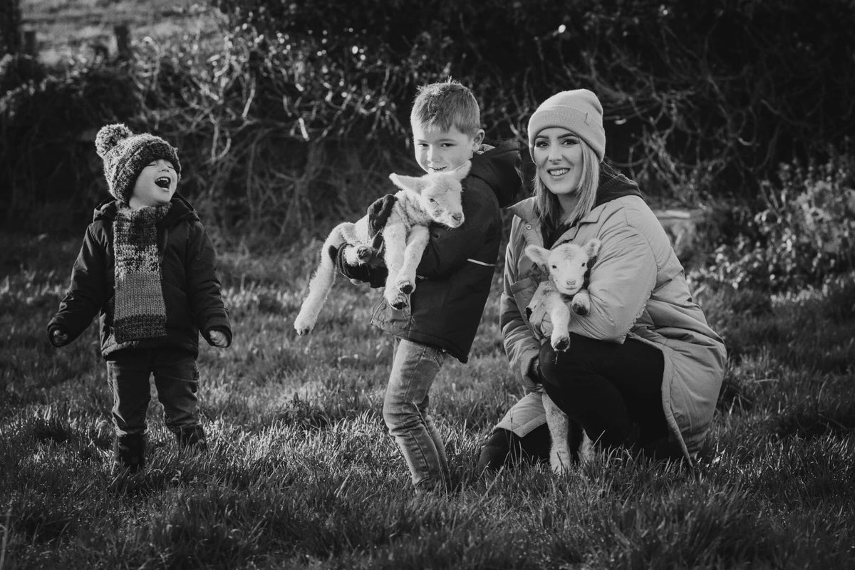 Enjoy hot drinks, sweet mince pies and cuddles with our cute lambs at our photo shoot on Saturday 5th December. A great opportunity to make special memories in the countryside! m.facebook.com/jenniferwrensp…