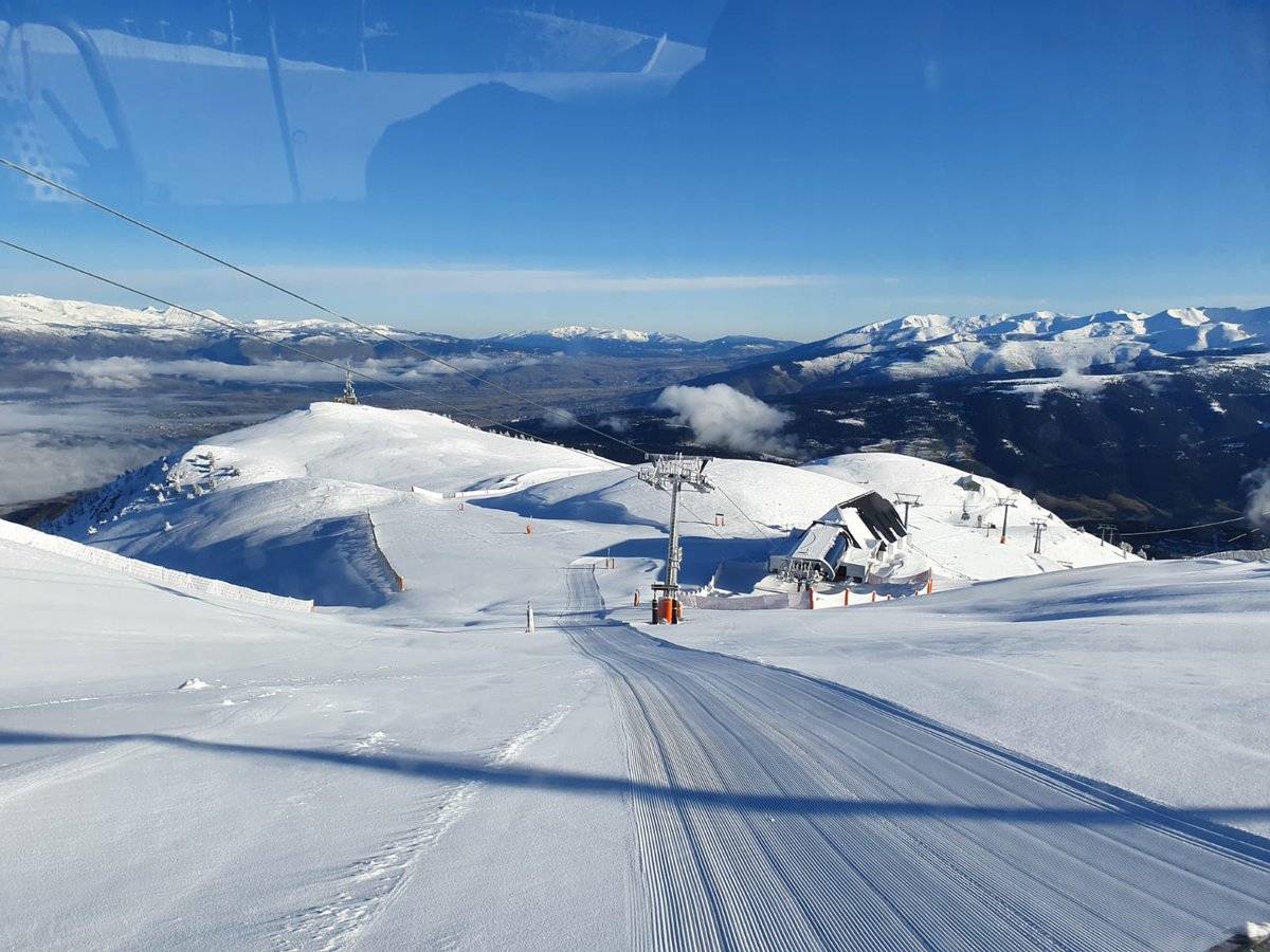 Pirineu365's tweet photo. L'endemà d'una gran nevada així tenim #LaMolina! 😍❄️

Una nevada que ens deixa una molt bona base per poder començar a treballar. 

☝️ Recordem que estem a Tram 1 de la desescalada i que es manté el confinament perimetral. https://t.co/etSOGN1kyh