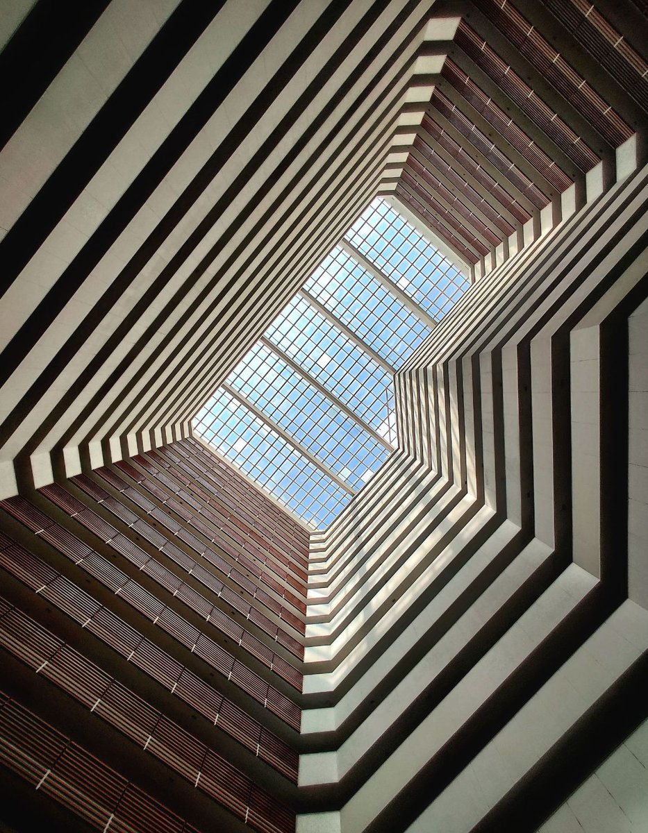 wallmagcreators's tweet photo. 📷 Submitted in WallMag Architecture Photography Contest 2020 by @nikk_slayer
.
Title: Look up to the sky through an architecture
.
Visit https://t.co/3geJ6aT2BZ for details.
.
#wallmag #photographycontest #architecture #architecturephotography #architecturephoto https://t.co/lJ6DWXViJd