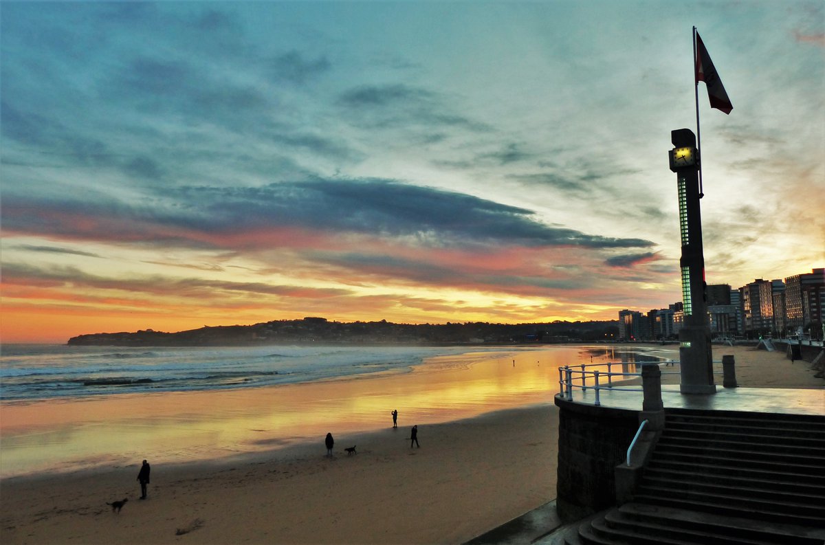 Townendpeter's tweet photo. Amanecer en la playa San Lorenzo Gijón, Asturias, domingo, 29 noviembre 2020 https://t.co/Wu5tcxGbn9