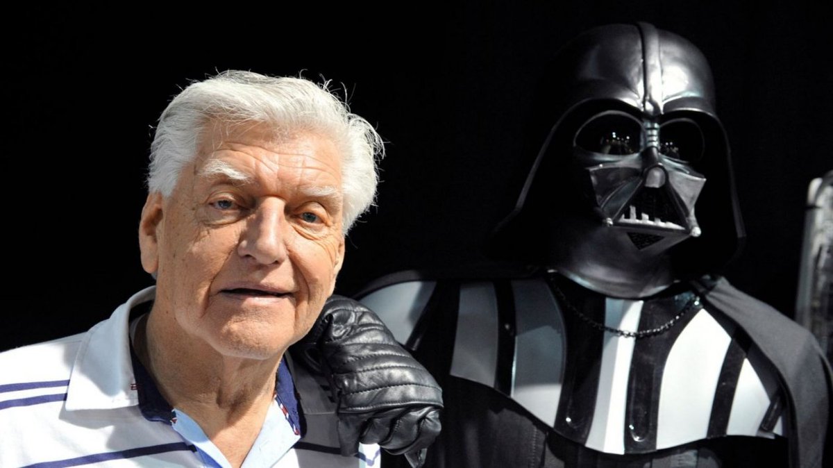 Dave Prowse, l'homme sous l'armure, notre Vador des premiers âges nous a quitté à l'âge de 85 ans. Puisses tu rejoindres la paix :) et que la force soit avec toi.

#starwars #vader #DaveProwse