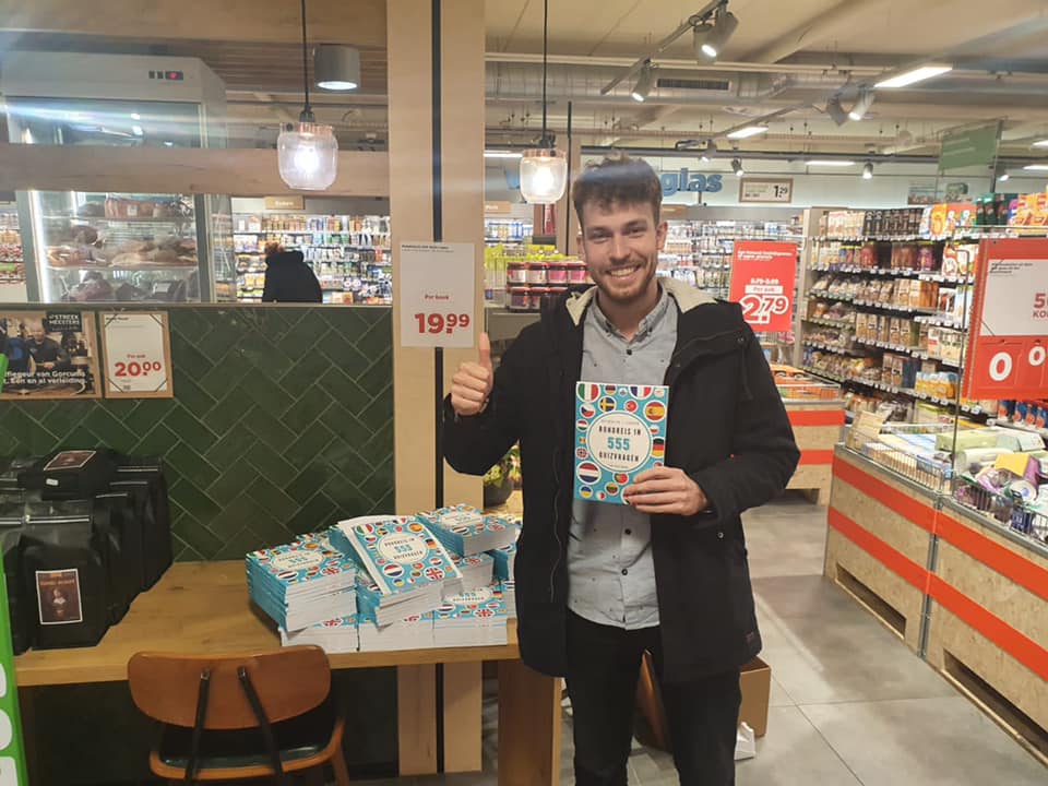 TimHartman09's tweet photo. 🤩 In Gorinchem is het quizboek Rondreis in 555 Quizvragen vanaf vandaag in elk geval écht niet meer te missen. 

Maar natuurlijk is het boek ook gewoon te bestellen. Bijvoorbeeld hier: https://t.co/hviXp9bgIv https://t.co/yo3K3kS1Jn