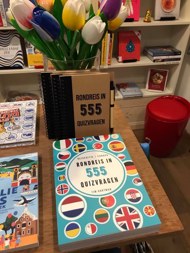 TimHartman09's tweet photo. 🤩 In Gorinchem is het quizboek Rondreis in 555 Quizvragen vanaf vandaag in elk geval écht niet meer te missen. 

Maar natuurlijk is het boek ook gewoon te bestellen. Bijvoorbeeld hier: https://t.co/hviXp9bgIv https://t.co/yo3K3kS1Jn