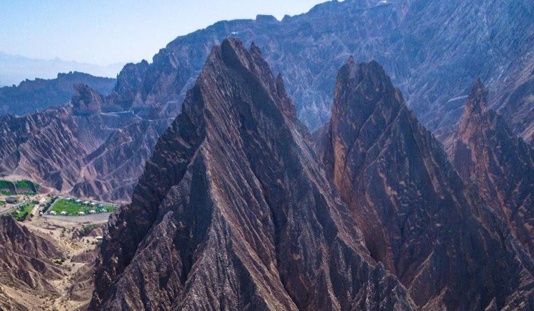 Rising to a height of 1,249 metres, this skyline-dominating peak is Abu Dhabi’s highest, and the UAE’s second tallest.
Jebel Hafit- a craggy limestone behemoth is a must visit #InAbuDhabi to experience majestic views of Abu Dhabi’s lush garden city of #AlAin https://t.co/CoMzPpyNEQ