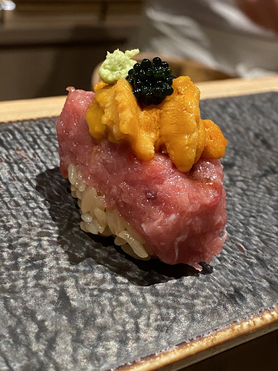 東京コスパグルメ カワダ 赤坂のコスパ最高のお寿司といえば 鮨 いつみ キャビアやウニ アワビなど高級食材をこれでもかと使用しているお任せコースが8 500円 〆は赤酢飯にフワフワなメレンゲが乗った卵かけご飯 近所は宇宙だ