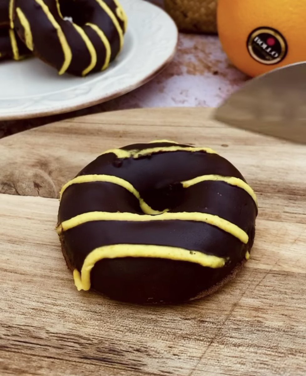 bollofruits's tweet photo. #ViernesDeRecetas ¿A quién no le apetece un donuts a mitad mañana? Y si es saludable y con chocolate y naranjas #BolloFruits... Explosión total💥🤤🍊🍫

https://t.co/5cFEo7nbrE
⠀⠀⠀⠀⠀⠀⠀⠀
#receta #donutscaseros #donuts #recetasana #donutsano #realfooding #postrefit https://t.co/L8NOdln49T
