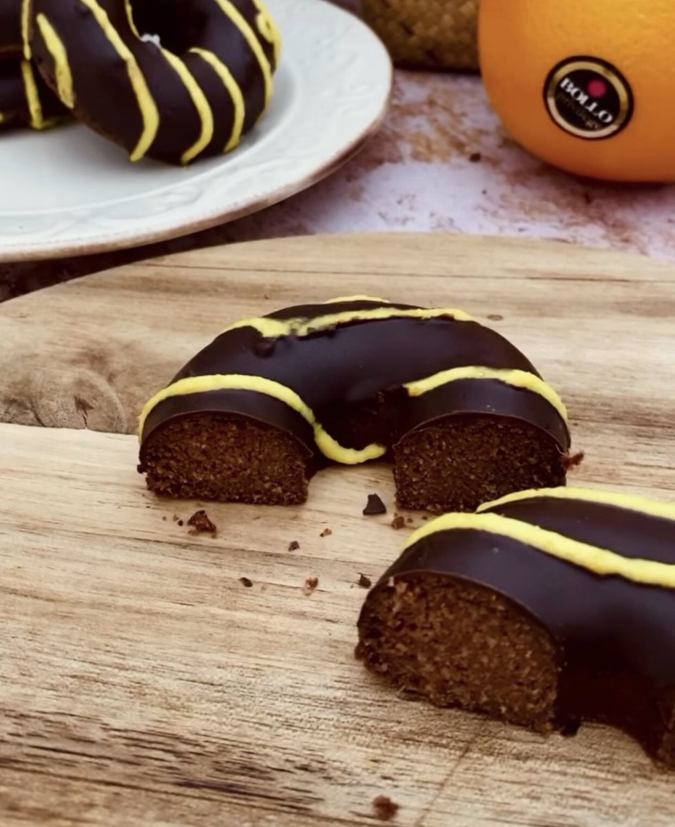bollofruits's tweet photo. #ViernesDeRecetas ¿A quién no le apetece un donuts a mitad mañana? Y si es saludable y con chocolate y naranjas #BolloFruits... Explosión total💥🤤🍊🍫

https://t.co/5cFEo7nbrE
⠀⠀⠀⠀⠀⠀⠀⠀
#receta #donutscaseros #donuts #recetasana #donutsano #realfooding #postrefit https://t.co/L8NOdln49T