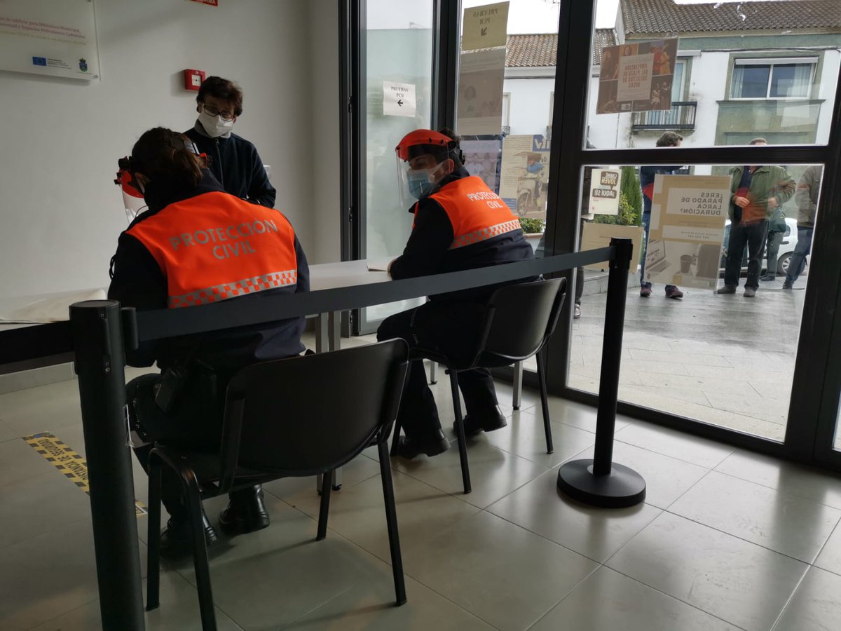 Hoy estamos colaborando junto a <a href="/policiamontilla/">Policia Local de Montilla</a>  y <a href="/guardiacivil/">Guardia Civil</a> en el cribado masivo de detección de #Covid-19 🧫 que se está realizando en #Montilla desde esta mañana temprano 🌄 y durará hasta las 15:00h. 
↪️ Asisten de forma voluntaria 7️⃣0️⃣0️⃣ personas.