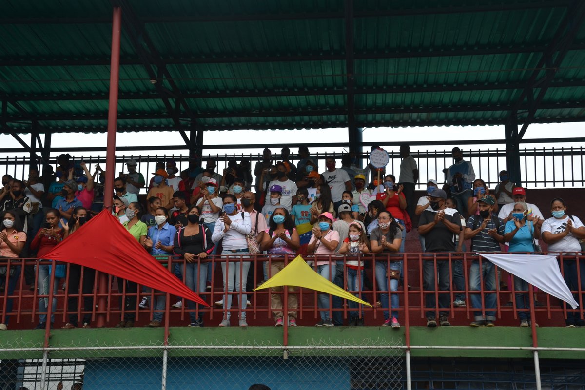 JuventudLander's tweet photo. La Juventud del Municipio Tomas Lander mostró su presencia en la Reinauguración del Estadio Efrén Rodríguez, ubicado en el sector de Corocito Ocumare del Tuy. Junto a el Gobernador del Estado Miranda Héctor Rodríguez y Nuestro Alcalde Genkerve Tovar.

#JuventudDelPsuv https://t.co/CeFHKi0d1o