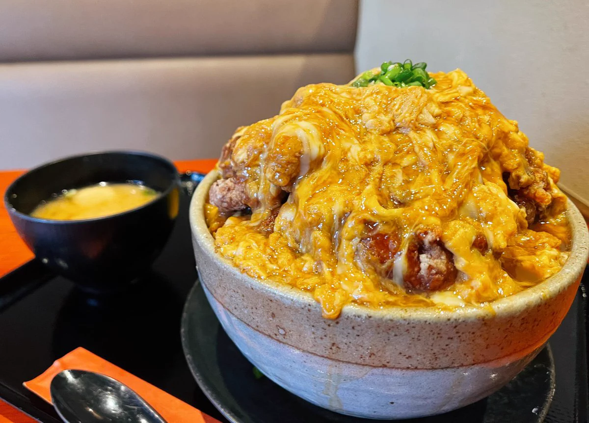 量の多さに漠然⁉大阪恵美須町駅付近の喫茶店ポミエの巨大唐揚げ丼‼