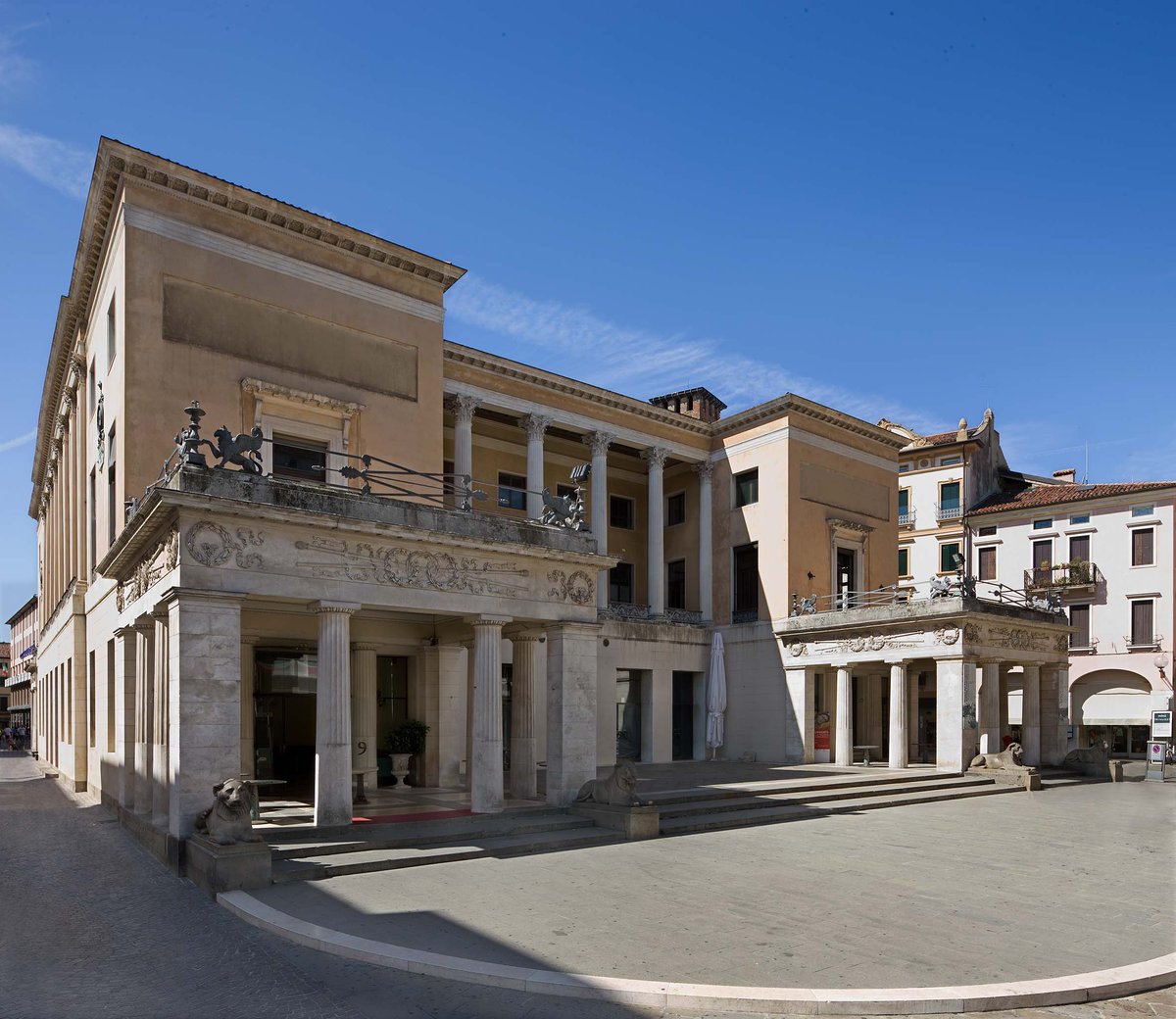 padovamusei's tweet photo. Dalla loggia di destra dello Stabilimento Pedrocchi si accede al Piano Nobile, aperto nel 1842, in occasione del Quarto Congresso degli Scienziati Italiani e fu concepito per ricoprire la funzione di ridotto. 
#stabilimentopedrocchi #jappelli #caffepedrocchi  #padovamusei https://t.co/9Z6z4HJjtP