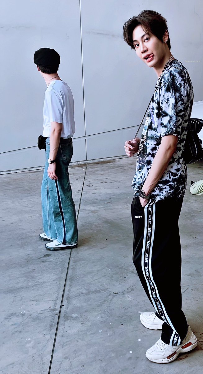 bbounism's tweet photo. ได้เห็นใส่แล้ววว ถึงจะแยกกันมา 🥺🥺
กางเกงครูพละ ฮือออ 

ของขวัญงานมีททั้งสองคน ของเปรมพี่ดีใจที่หนูชอบน้าาา มาฟัง 1975 ไปด้วยกันน~

ถือว่าเซทงานมีทประสบความสำเร็จแล้ว 
🥰🥰🥰🥰

Cr. รูป @namwanziez https://t.co/mopJRqLRG4