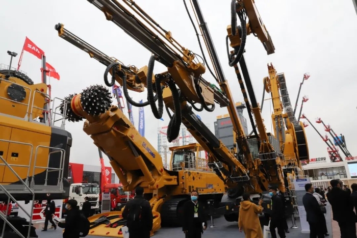 im_mining's tweet photo. Mining relevant products revealed by @XCMGGroup at #BaumaChina this week include the 35 t payload #electricdrive #XC9350 #wheelloader; #remotecontrol 3-boom #XTZ3200 jumbo & ultra-large #XTR8-500 #roadheader #futureofmining #BaumaChina2020 @baumaOfficial https://t.co/gvplheJVis https://t.co/i85Ckv5Wud