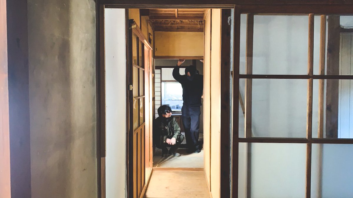 before/after
隣の部屋と繋げるために境の壁破壊しました。
これで2LDK→4LDDKKになりました。
次は屋根の雨漏りなおします！